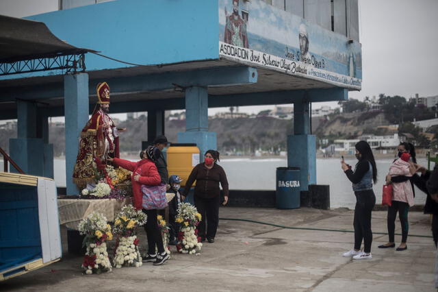 Fieles junto a la imagen de San Pedro en el muelle de Chorrillos. Foto: La República
