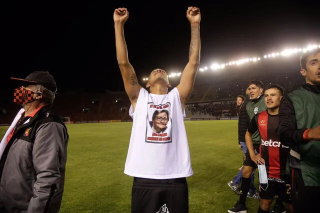 Quevedo. Anoche arrancó como titular y durante todo el partido fue encarados. Se ha ganado la confianza del comando técnico. Agradece a Dios. Foto: Rodrigo Talavera/ La República