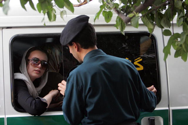 Mostrar el cabello puede ser causal de cárcel para las mujeres en Irán. Foto: AFP