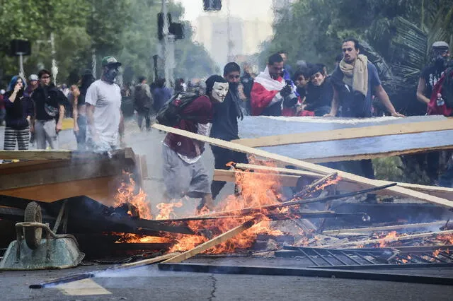 Fogatas y Barricadas - Chile (Fuente: AFP)