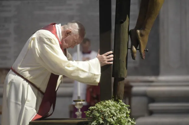 El papa Francisco rezó frente al llamado crucifijo de la Gran Peste. Foto: AFP.