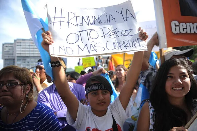 Los guatemaltecos se manifestaron exigiendo la renuncia de Otto Pérez de la presidencia, por presuntos actos de corrupción. Foto: AFP