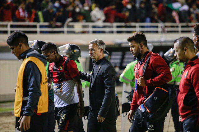 El plantel del FBC Melgar afectado por la derrota y eliminación de la Copa Sudamericana