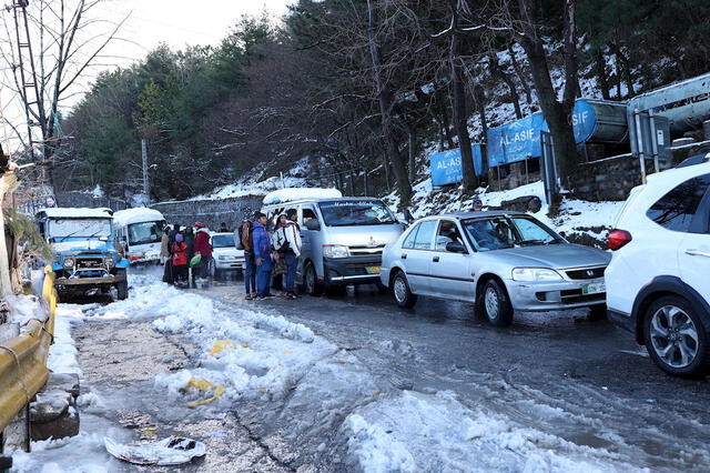 Vehículos detenidos en la carretera por la nieve. Foto: EFE