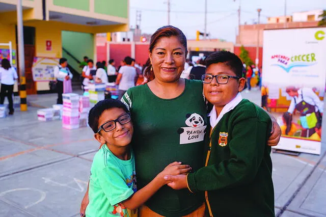 Daniela Ccasa, junto a sus hijos, Jorge y Max.