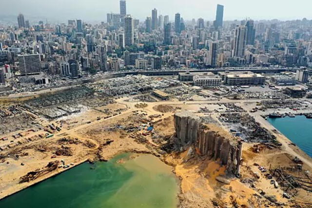 Vista aérea del cráter en el puerto de Beirut causado por la explosión. Foto: AFP