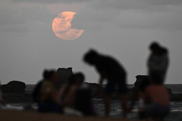 La luna de sangre del 8 de noviembre visto desde las costas de Australia. Foto: EFE / Dean Lewis