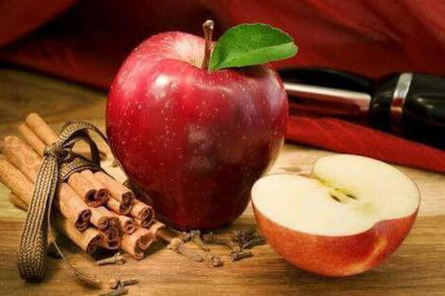 Manzana roja como ingrediente principal para el ritual de encontrar pareja. Foto: La República   
