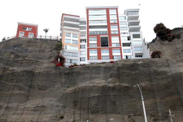 Algunas construcciones en Lima se encuentran en peligro ante probables sismos. Foto: Andina   
