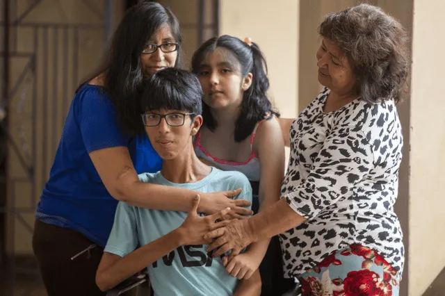 Otros miembros de la familia de Eduardo también padecen de su enfermedad, como su madre, hermana y tía. Foto: Andina   