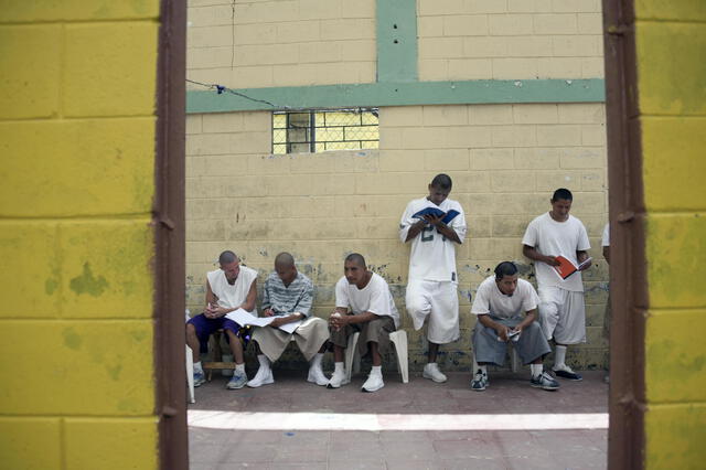 Funcionarios de Bukele se habrian reunido en la cárcel con lideres de los Maras Salvatruchas. Foto. AFP   