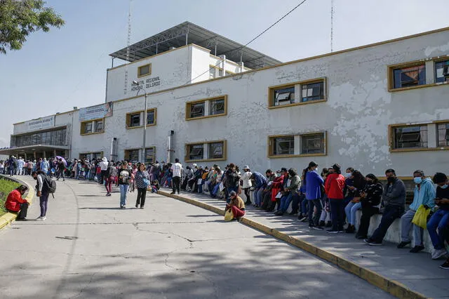  Largas colas. Usuarios del hospital Honorio Delgado madrugan y muchos no llegan a obtener la consulta médica en las especialidades más requeridas. Foto: Rodrigo Talavera/La República.    