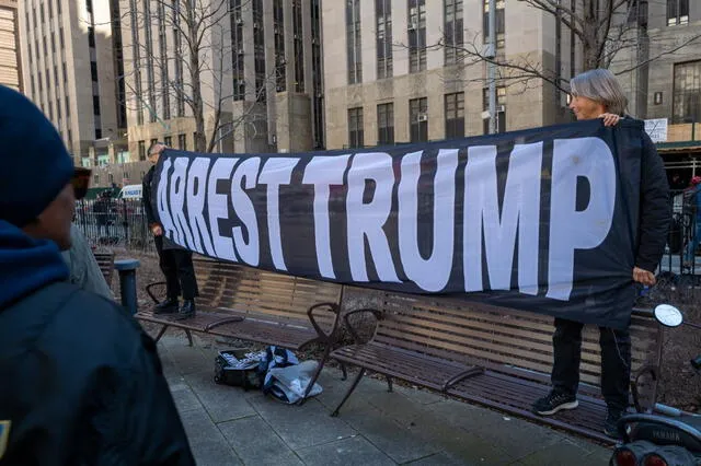  Momento en que la gente esperaba la semana pasada la acusación formal contra Donald Trump fuera de un juzgado de Manhattan. Foto: AFP<br>    