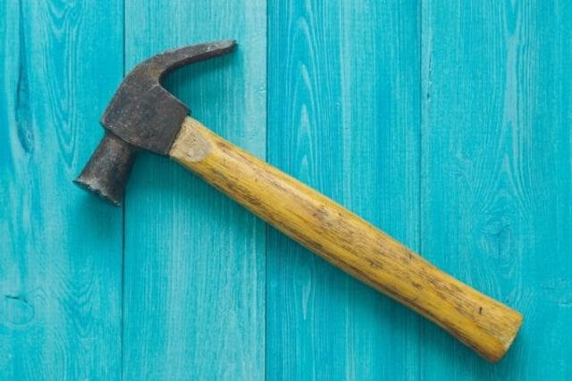 El homicida usó un martillo para acabar con la vida del anciano. Foto: referencial/Shutterstock   