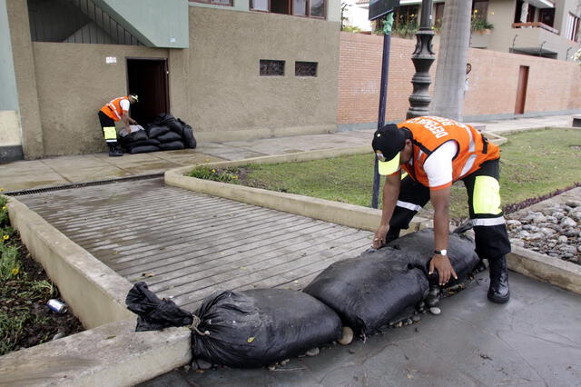  Una forma de proteger tu vivienda de inundaciones o huaicos es colocando bolsas de arena. Foto: Andina    