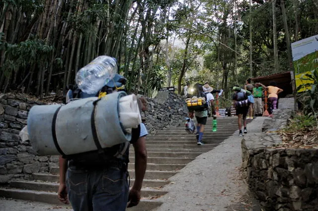  Palmeros mantienen viva la tradición que comienzan en el parque El Ávila. Foto: Efecto Cocuyo   