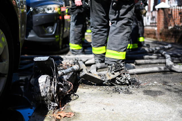 Así quedó la bicicleta eléctrica tras el siniestro. Foto: @FDNY/Twitter   