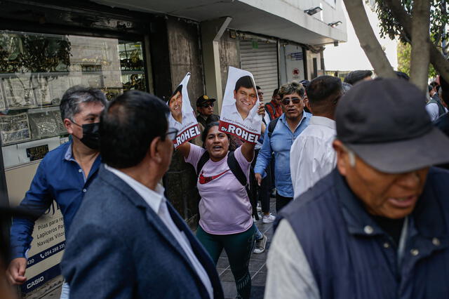  Con su foto. Trabajadores arengaron a favor de gobernador. Foto: Rodrigo Talavera/La República.   