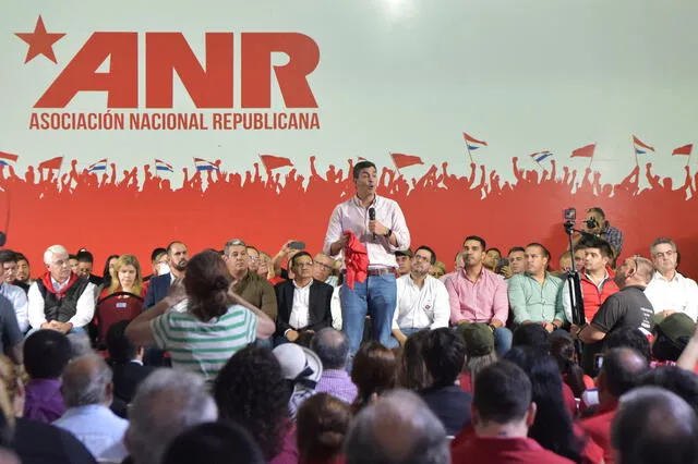 El candidato presidencial paraguayo por el partido político Partido Colorado, Santiago Peña, habla con sus seguidores durante un mitin en Asunción el 17 de abril de 2023. Foto: AFP   