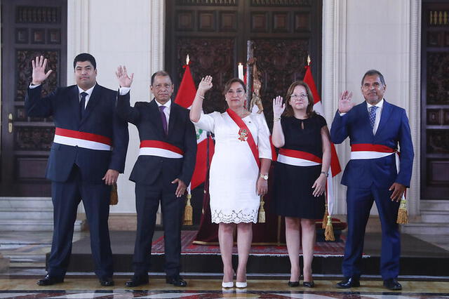 En las últimas semanas del mes de abril, Dina Boluarte tomó juramento a nuevos ministros del gabinete de Alberto Otárola. Foto: difusión   