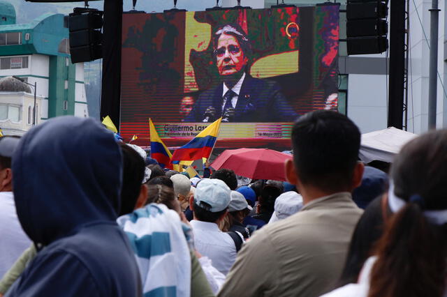  Hubo protesas contra Guillermo Lasso en el exterior de la Asamblea Nacional. Foto: AFP<br>    