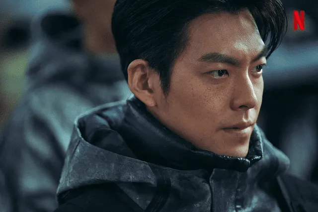 Kim Woo Bin es el repartidor '5-8' en "Black knight". Foto: Netflix   