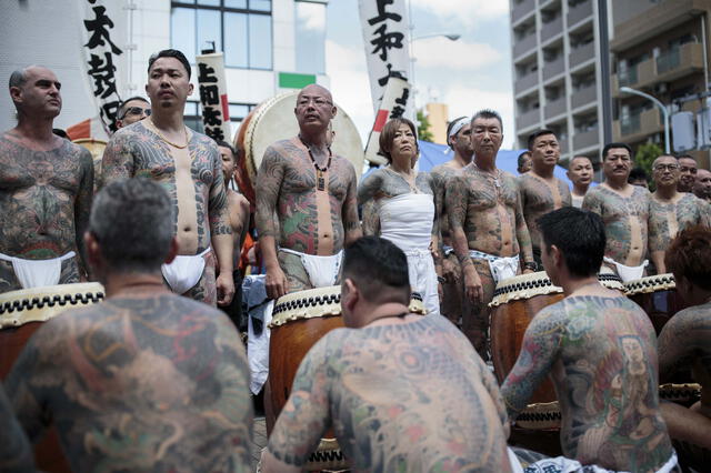 Personas muestran sus tatuajes en el tradicional festival de Sanja Matsuri de Japón. Foto: AFP   