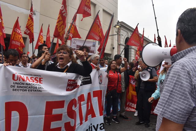 Sindicatos públicos se concentraron este martes 30 de mayo en las afueras del Ministerio de Economía en son protesta. Foto: Munay García Cribillero   