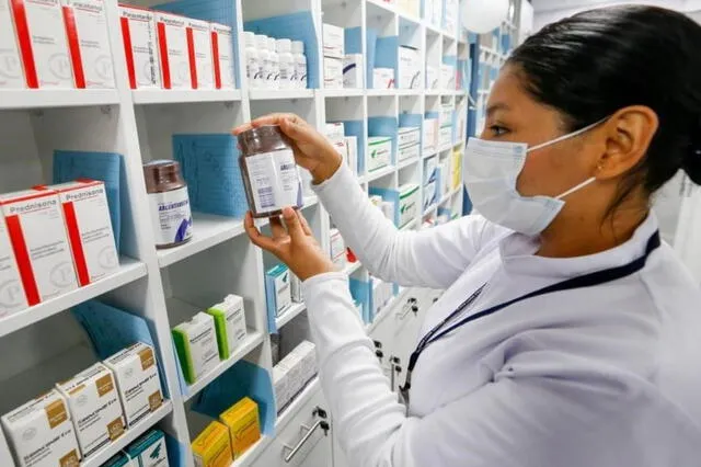  Pobladores indicaron que los centros médicos no pueden asegurar la dotación de medicamentos, por aumento de casos de dengue. Foto: La República   