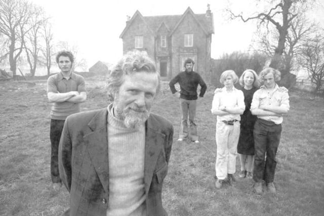 Dougal Robertson junto con sus hijos y esposa en su casa de Reino Unido. Foto: The New Day   