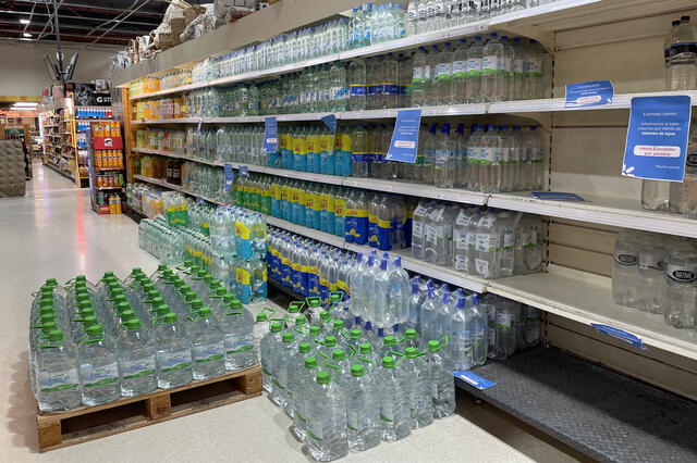 La población se ha volcado a los supermercados para abastecerse de agua embotellada. Foto: agencias   