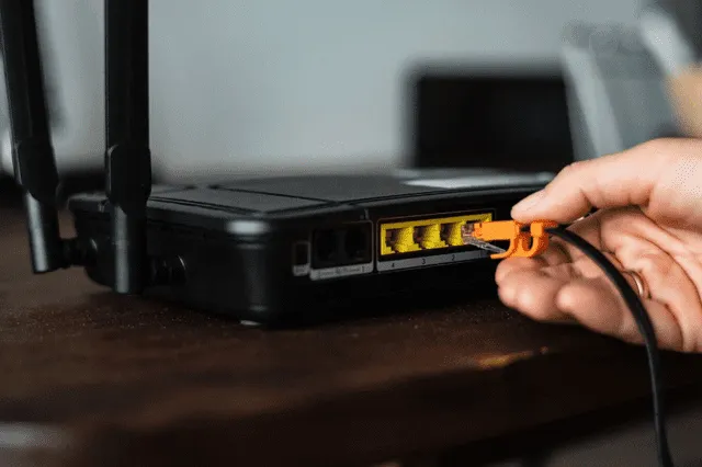 ¿Por qué nunca deberías manipular el cable de fibra óptica que va conectado a tu router?