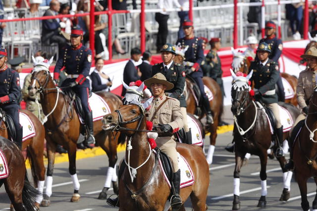  La Policía Montada también desfiló en la Avenida Brasil. Foto: Antonio Melgarejo/ La República    