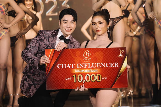  ‘Aum’ Maikhao recibió la distinción Chat Influencer. En la imagen aparece junto al dueño de la marca de cosméticos. Foto: Miss trans Thailand Tailandia<br><br>  