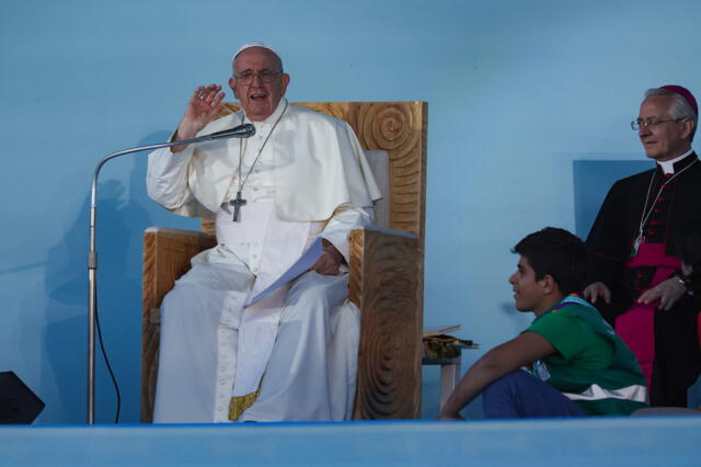 Francisco se reúne con los jóvenes de todo el mundo congregados en el Parque Eduardo VII de Lisboa. Foto: AFP   