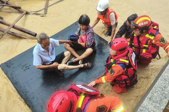 Evacuación de residentes en una zona por la llegada del tifón Doksuri, en Quanzhou, China. Foto: AFP   