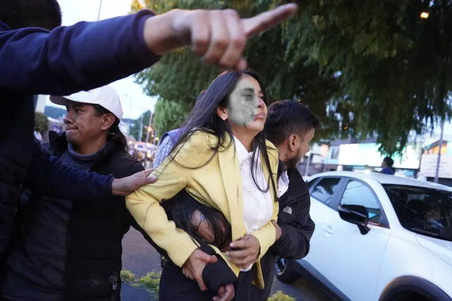 Una asistente al mitin de Villavicencio herida tras el atentado que acabó con la vida del candidato. Foto: AFP   