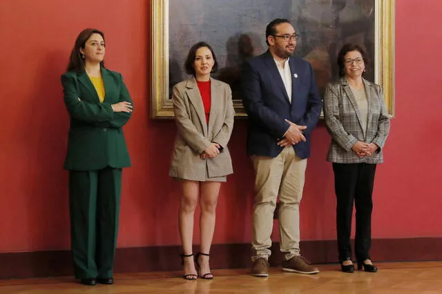 Los nuevos ministros, Marcela Sandoval, de Bienes nacionales; Carolina Arredondo, Cultura, Nicolás Cataldo, Educación; y Aurora Williams, Minería. Foto:EFE   