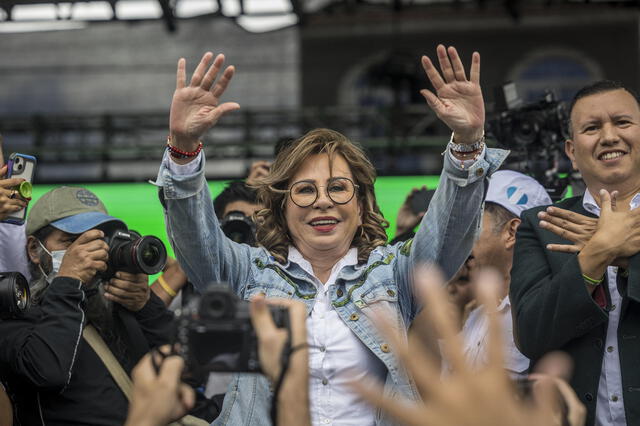 La candidata a la presidencia de Guatemala, Sandra Torres saluda en su cierre de campaña. Foto: EFE   