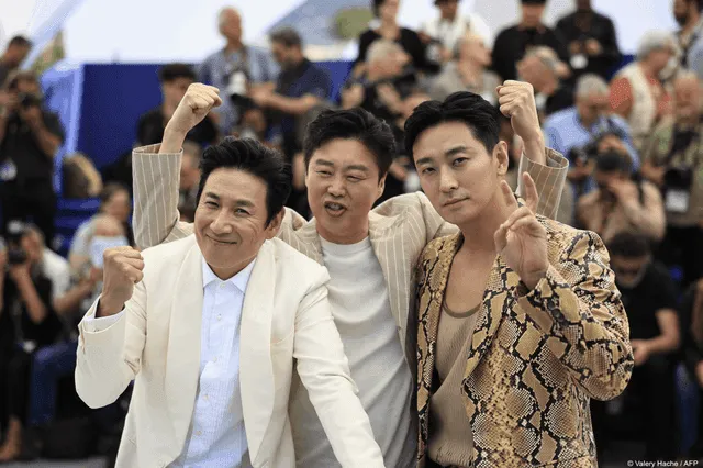  Joo Ji Hoon hace la señal de victoria en Cannes 2023. Foto: AFP   