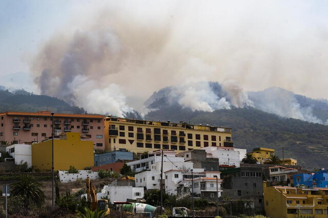 El incendio forestal que afecta a la isla de Tenerife mientras avanza por el municipio de La Victoria. Foto: EFE   