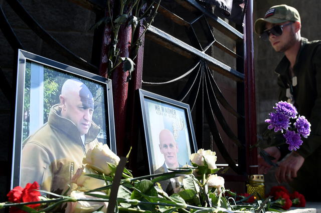 Seguidores de Yevgueni Prigozhin, fueron a dejar flores al 'Centro PMC Wagner' en San Petersburgo . Foto: AFP   