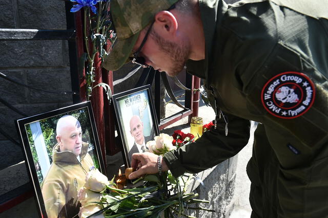  Rusos llevan flores a los centros de Wagner tras la noticia sobre la muerte de Prigozhin. Foto: AFP<br>    