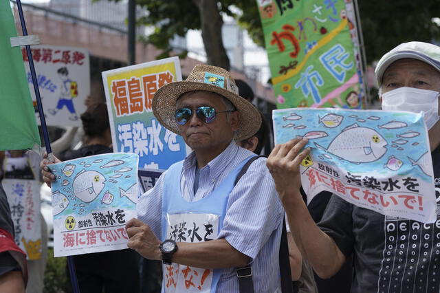 Manifestantes durante una concentración, frente a las oficinas de TEPCO, contra el plan del de verter al océano las aguas residuales de la central nuclear de Fukushima. Foto: AFP   