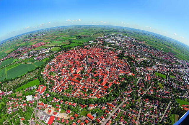 Nördlingen fue construida sobre un enorme cráter originado por un meteorito. Foto: Nördlingen   