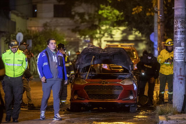 Autoridades resguardan la zona donde un carro fue incendiado en Quito. Foto: EFE   