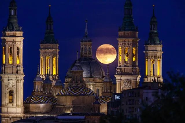 Imagen de la superluna azul sobre la basílica de El Pilar en Zaragoza. Foto: EFE   