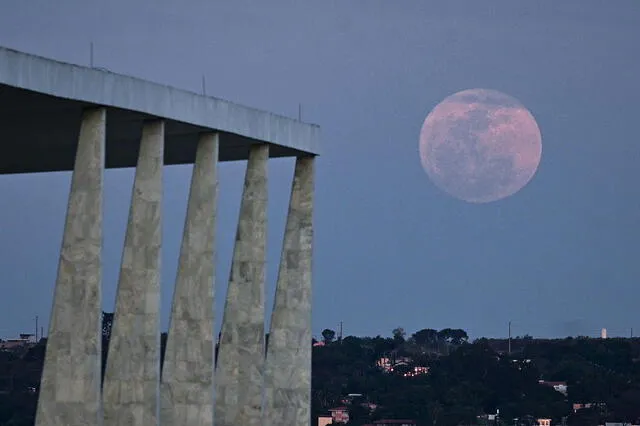 La superluna azul cruza el cielo al lado de las columnas del Palacio del Planalto en Brasília, Brasil. Foto: EFE   