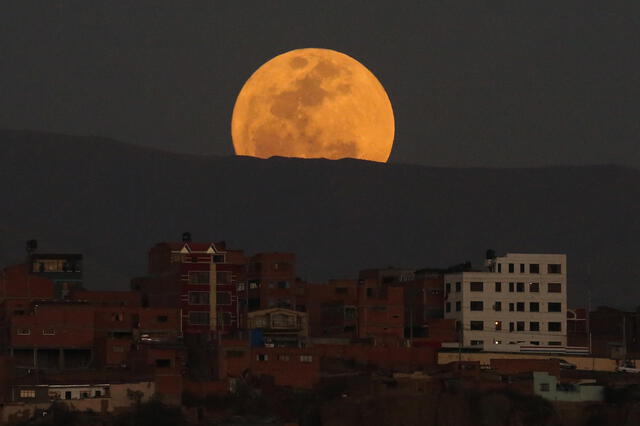 Superluna vista desde una ladera en la ciudad de La Paz, Bolivia. Foto: EFE   