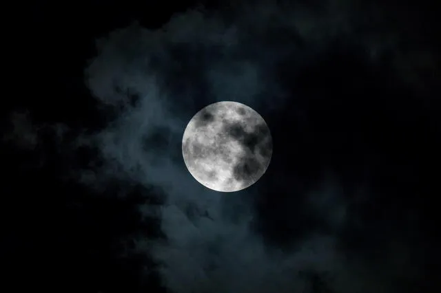 Fotografía que muestra la superluna en Caracas, Venezuela. Foto: EFE   